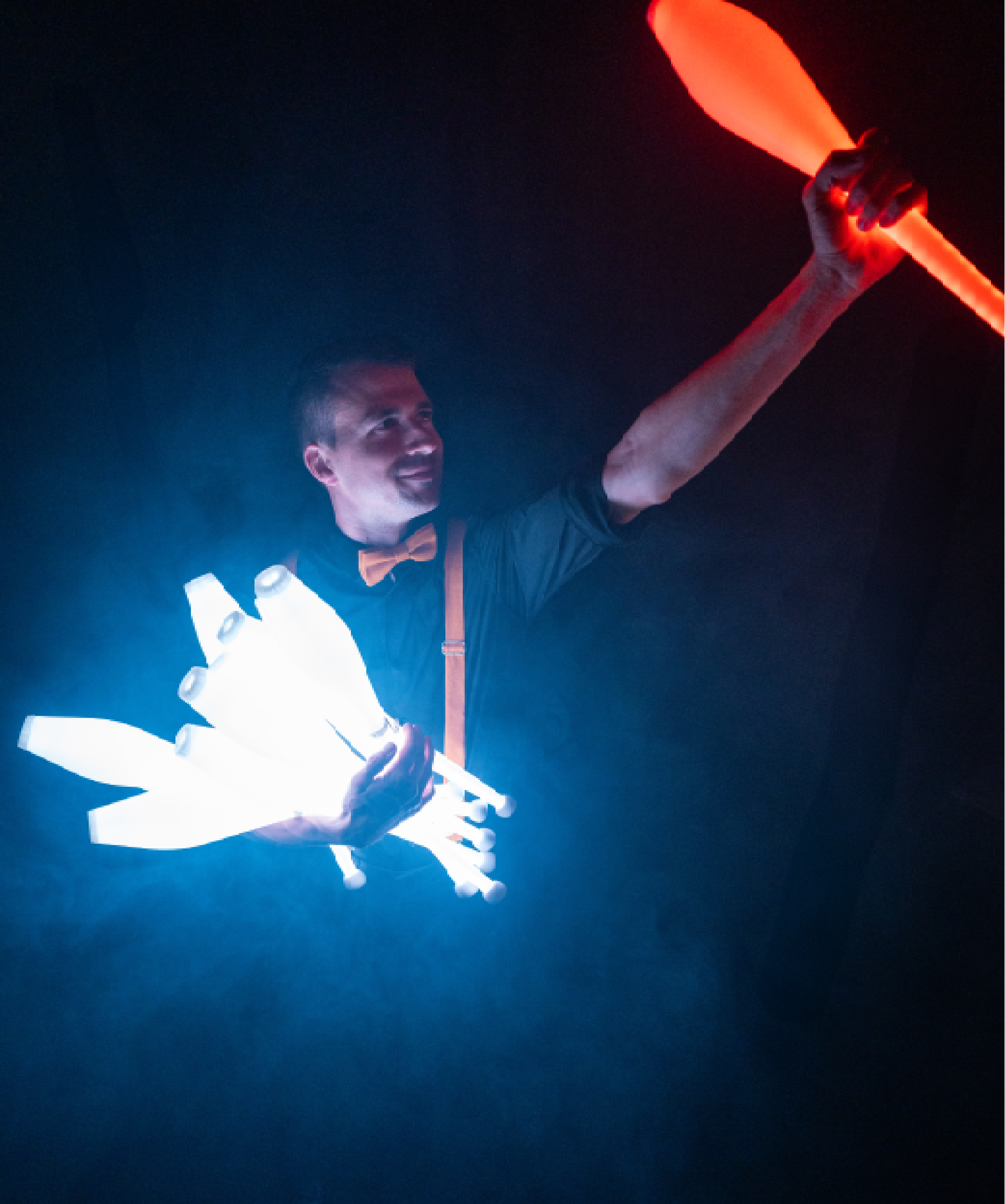 Julius jongliert Keulen in schickem Anzug